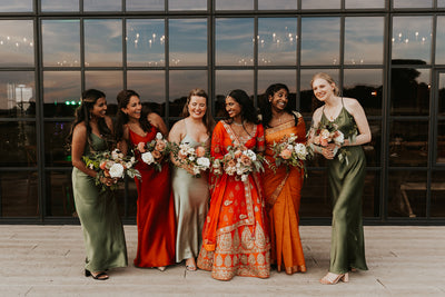 Does the maid of honour and bridesmaids wear the same dress?