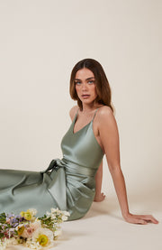 Brooklyn kjole i Sage Green Satin