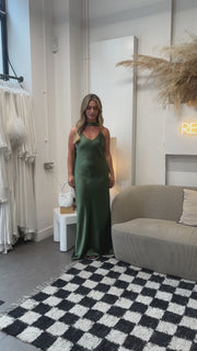 Vestido Brooklyn em cetim verde oliva