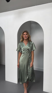 Florence Wasserfallkleid aus salbeigrünem Satin