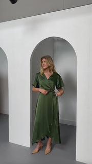 Vestido Florence Waterfall em cetim verde oliva